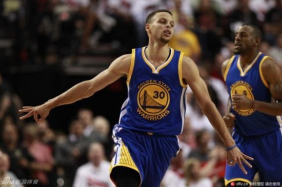 但是他有俩冠军呀!范巴斯滕:滕哈格眼光太差,引援都是二流球员.